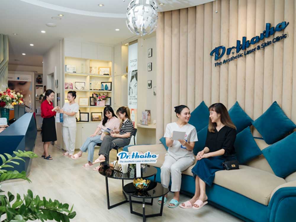 Dermatologist Dr. Thai Ha consulting clients and performing laser treatments at one of the best melasma clinics in Hanoi