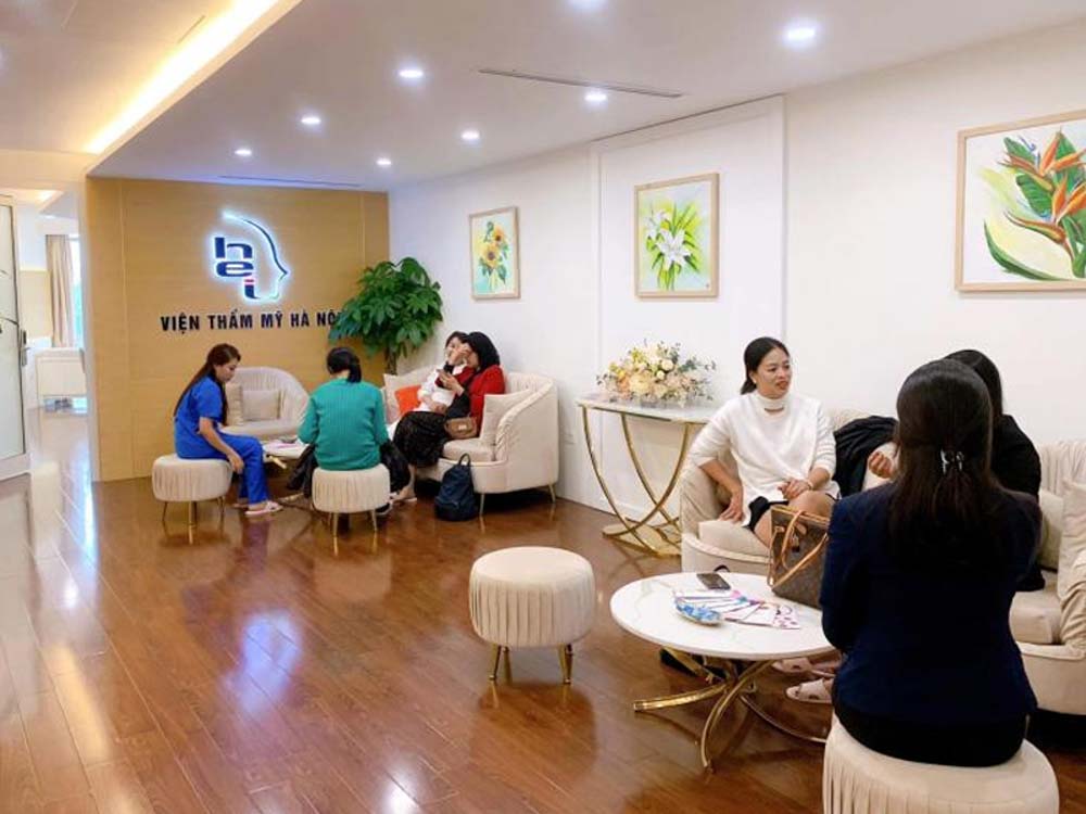 Clients consulting with specialists in the lounge of Hanoi Beauty Clinic, counted among the best melasma clinics in Hanoi
