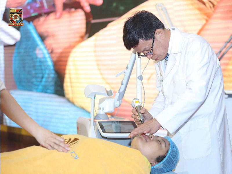 Bác sĩ da liễu đeo kính tỉ mỉ chiếu laser bẻ gãy hắc tố cho khách hàng tại địa chỉ trị nám uy tín