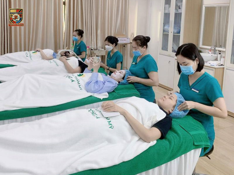 Đội ngũ chuyên viên Thẩm mỹ Đông Á đắp mặt nạ và chăm sóc da cho hàng loạt khách hàng tại địa chỉ trị nám lớn