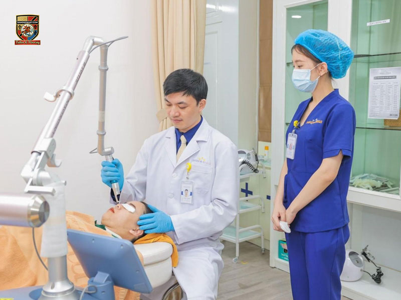 Bác sĩ Maia&Maia vận hành tay cầm máy laser trị liệu da mặt tại địa chỉ trị nám đáng tin cậy