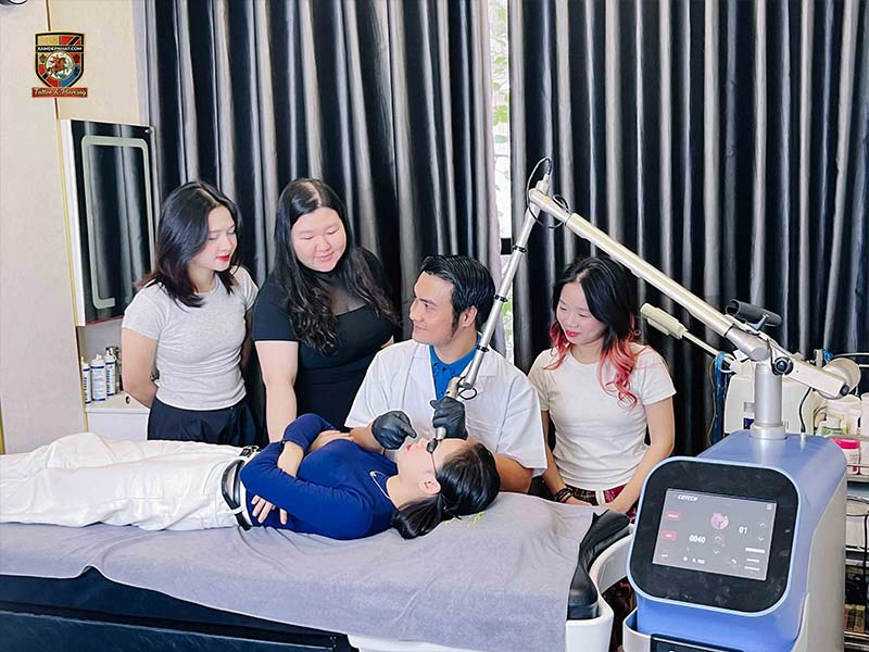 Chuyên gia Viện Thẩm mỹ Rio thao tác thiết bị laser Picotech điều trị sắc tố da cho khách hàng trước sự quan sát của học viên