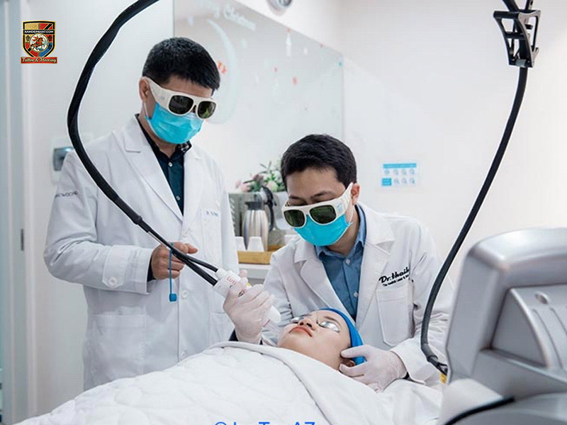 Bác sĩ da liễu Dr. Thái Hà cùng đồng nghiệp đeo kính bảo hộ cẩn thận chiếu laser điều trị da mặt cho nữ khách hàng