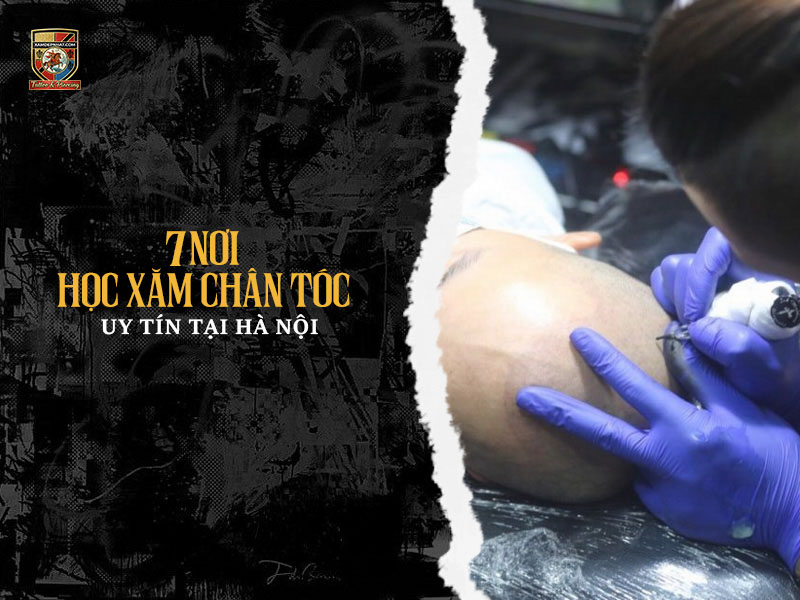 Kỹ thuật viên đeo găng tay xanh tỉ mỉ đi kim trên banner tìm kiếm địa chỉ dạy học xăm chân tóc uy tín tại Hà Nội
