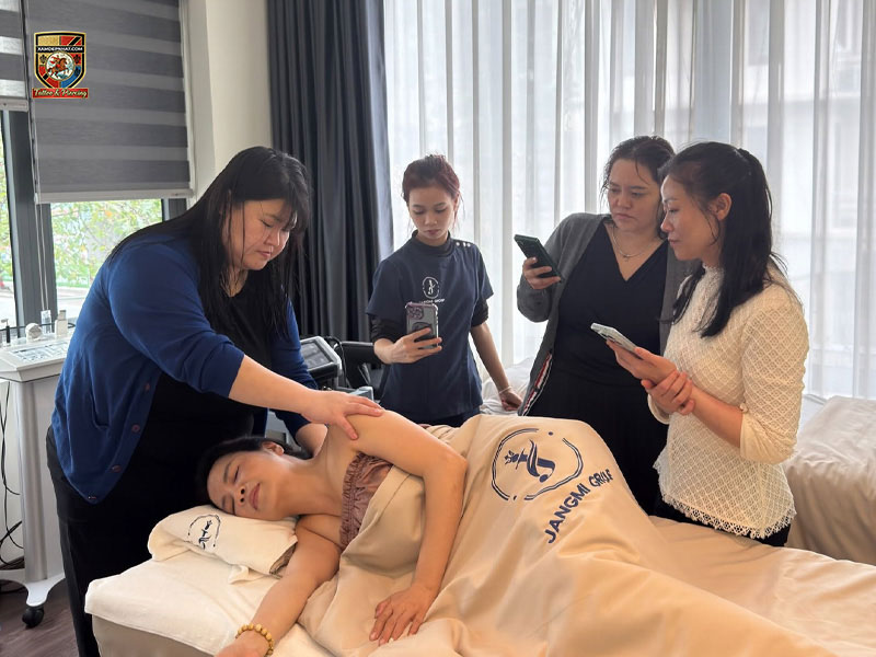Giảng viên Jangmi Group trực tiếp cầm tay chỉ việc và hướng dẫn học viên thực hành kỹ thuật trên mẫu