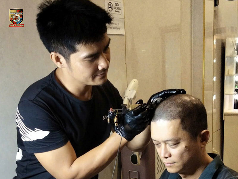 Master Trần Mạnh Thắng của Rio Beauty Spa trực tiếp thực hiện xăm chân tóc vi điểm tỉ mỉ cho khách hàng