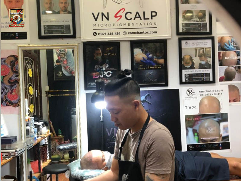 Kỹ thuật viên VN Scalp Micropigmentation cặm cụi thực hiện tạo sợi chân tóc trong studio chuyên nghiệp