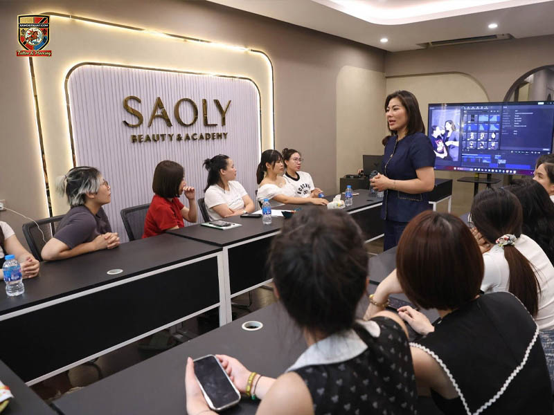 Instructor lecturing students at Saoly Beauty & Academy during scar camouflage tattoo training near me in Hanoi.