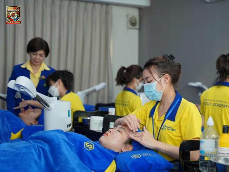 Students practicing skin care procedures at Seoul Academy during scar camouflage tattoo training near me in Hanoi.
