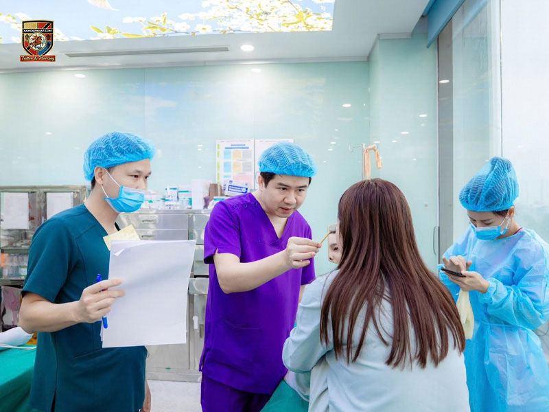 Medical doctors conducting clinical evaluations for the best areola micropigmentation in Hanoi at Hoang Tuan Clinic
