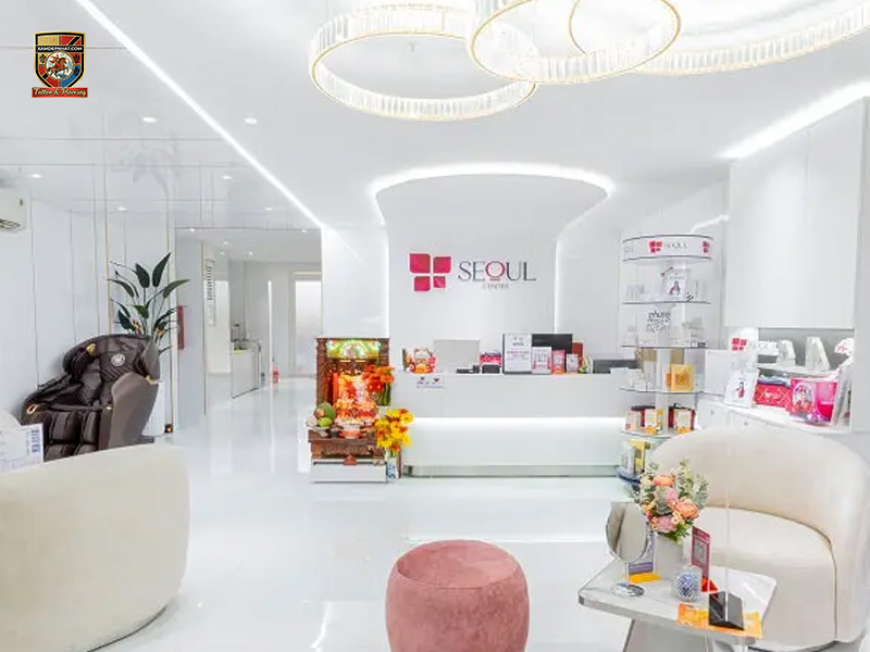Modern white reception lobby at Seoul Center, listed among top clinics for the best areola micropigmentation in Hanoi