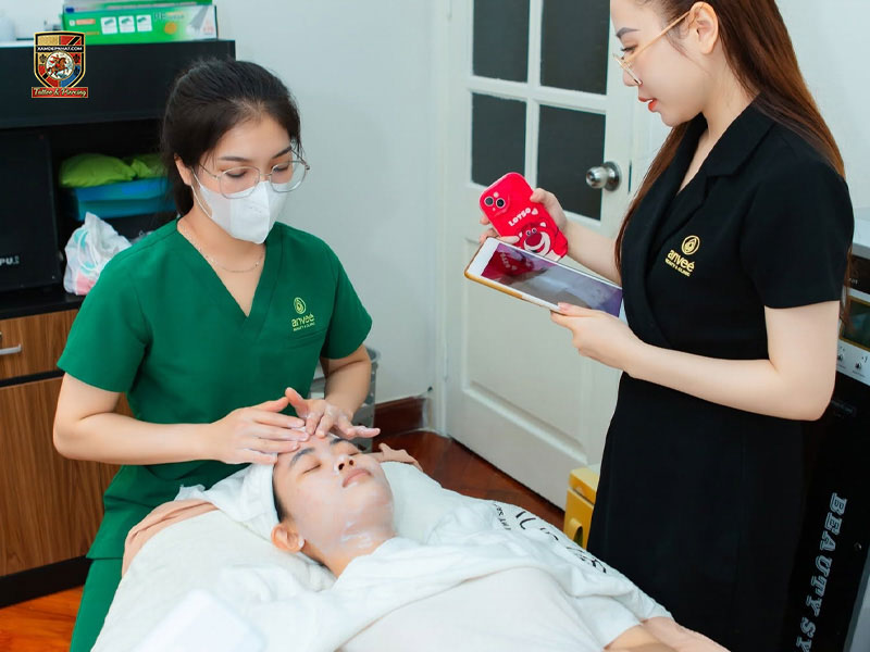 Aesthetician applying skincare protocol during client treatment at Anveé Clinic for the best intimate area whitening in Hanoi
