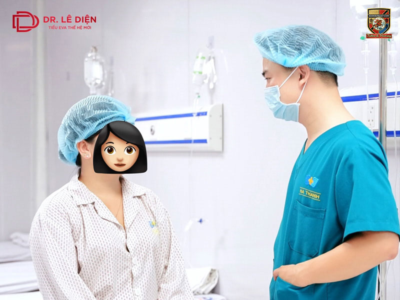 Doctor in scrubs consulting a client in a clinical setting providing the best intimate area whitening in Hanoi