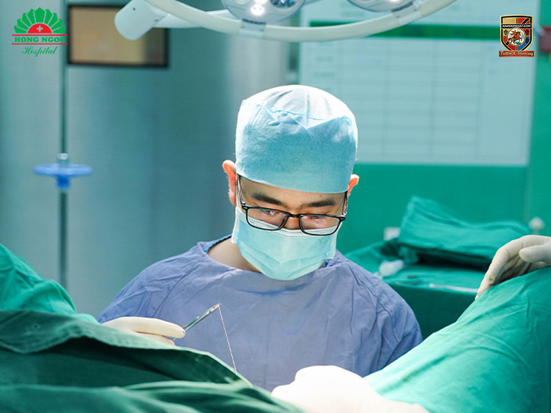 Surgeon performing a sterile procedure in an operating room at Hong Ngoc Hospital for the best intimate area whitening in Hanoi