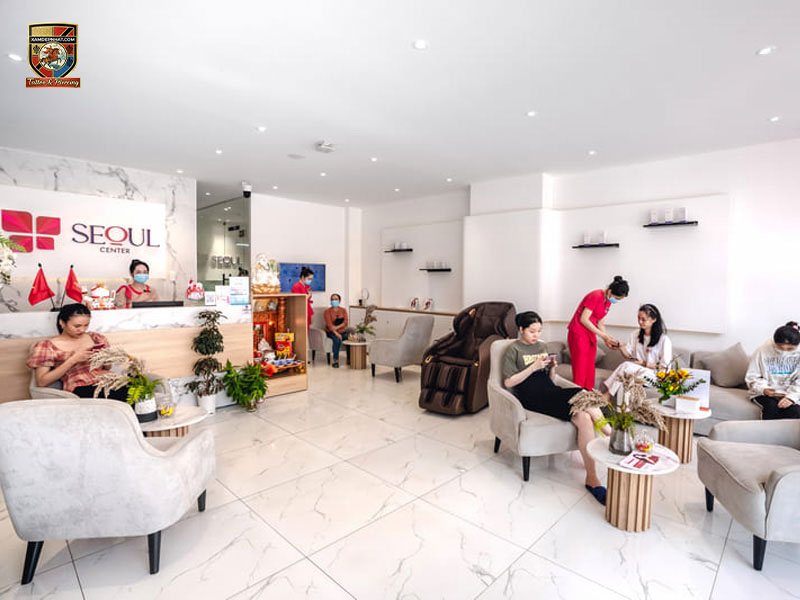 Spacious reception area at Seoul Center aesthetic clinic in Hanoi