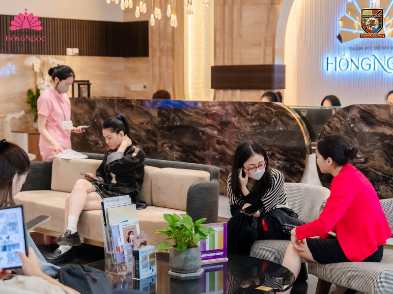 Khu vực sảnh chờ tư vấn thẩm mỹ tại Bệnh viện Hồng Ngọc – địa chỉ làm hồng vùng kín quy mô lớn