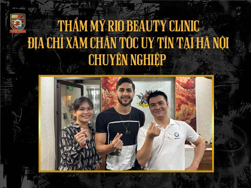 Khách hàng nước ngoài chụp ảnh cùng đội ngũ nhân viên Thẩm mỹ Rio Beauty Clinic, địa chỉ xăm chân tóc uy tín tại Hà Nội.